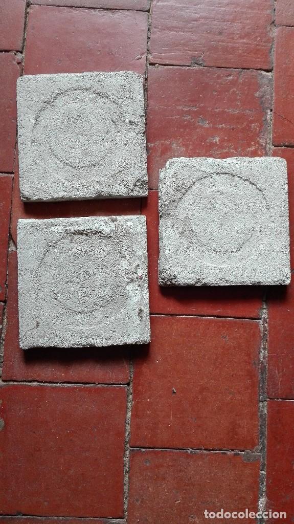 Antig&uuml;edades: Tres azulejos hidr&aacute;ulicos. - Foto 2