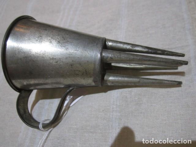 Antiquit&eacute;s: Embudo de chapa para hacer huevo hilado con 4 salidas. 7,5 cms. di&aacute;metro x 15 de largo.