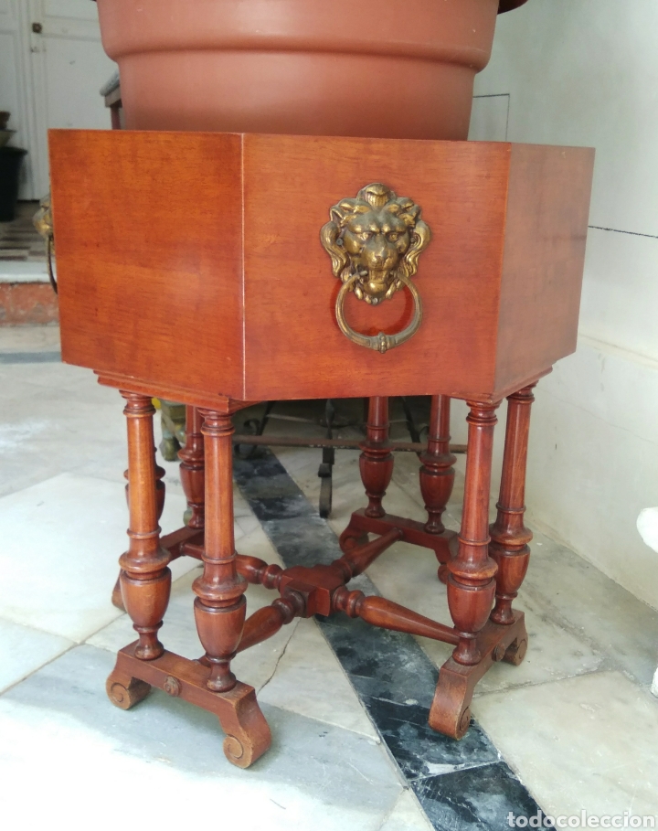 Antig&uuml;edades: Macetero de madera y bronce - Foto 11
