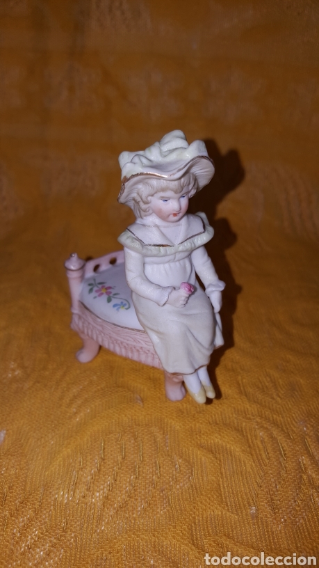 Antig&uuml;edades: Figura de biscuit de ni&ntilde;a sentada - Foto 1