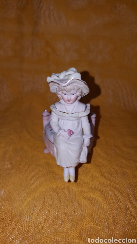 Antig&uuml;edades: Figura de biscuit de ni&ntilde;a sentada - Foto 2