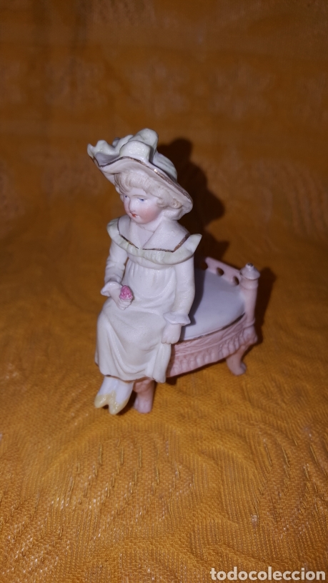 Antig&uuml;edades: Figura de biscuit de ni&ntilde;a sentada - Foto 3