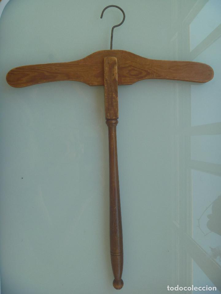 Antig&uuml;edades: MUY ANTIGUA PERCHA DE MADERA - Foto 1