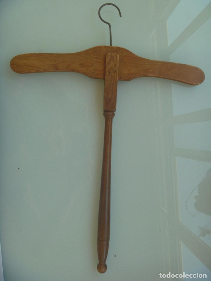 Antig&uuml;edades: MUY ANTIGUA PERCHA DE MADERA - Foto 2