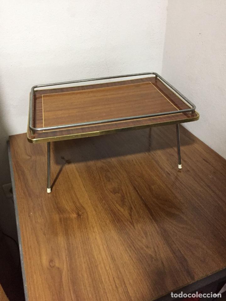 Antig&uuml;edades: BANDEJA DE CAMA CON BORDES DORADOS - Foto 1