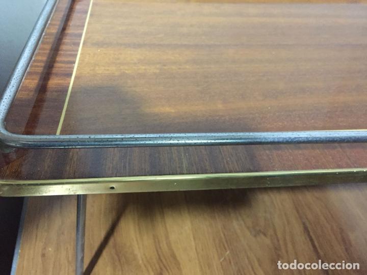 Antig&uuml;edades: BANDEJA DE CAMA CON BORDES DORADOS - Foto 2