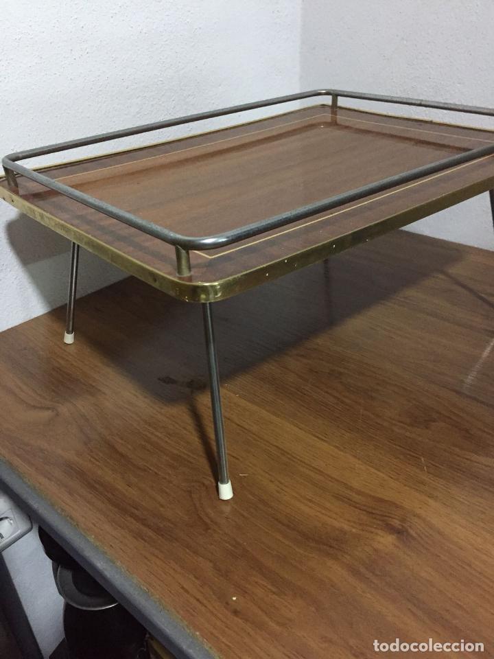 Antig&uuml;edades: BANDEJA DE CAMA CON BORDES DORADOS - Foto 3