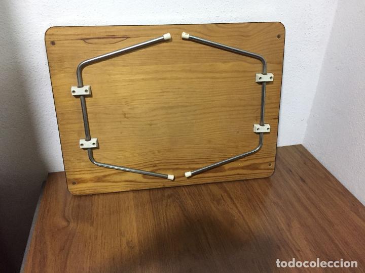 Antig&uuml;edades: BANDEJA DE CAMA CON BORDES DORADOS - Foto 4