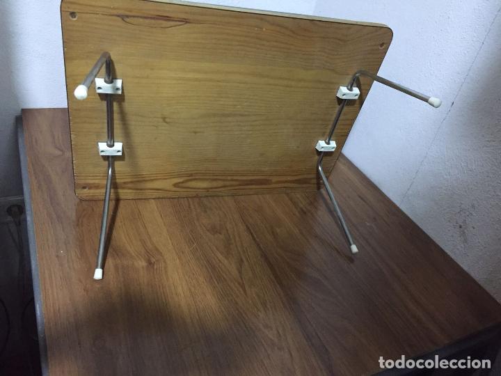 Antig&uuml;edades: BANDEJA DE CAMA CON BORDES DORADOS - Foto 5