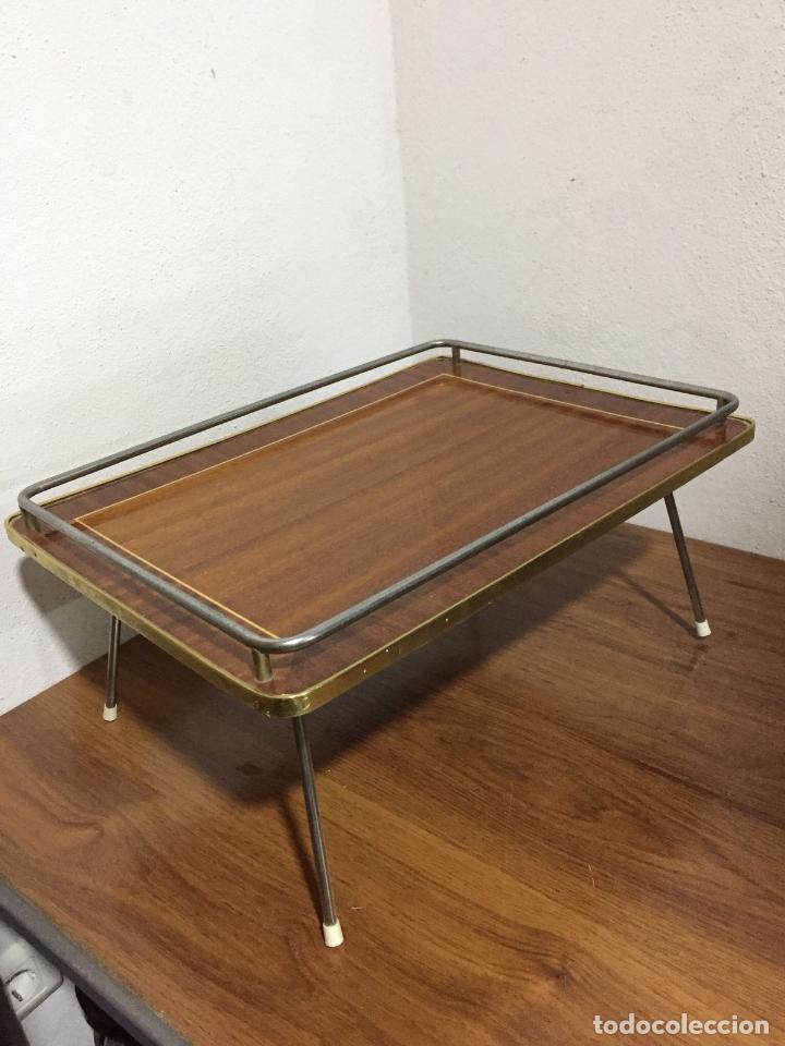 Antig&uuml;edades: BANDEJA DE CAMA CON BORDES DORADOS - Foto 6