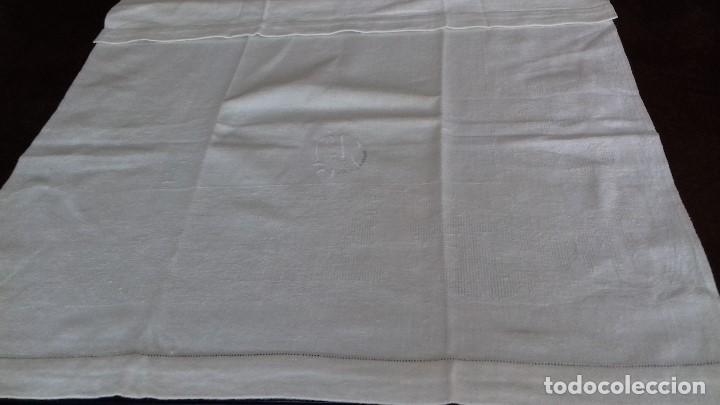 Antig&uuml;edades: ANTIGUA TOALLA DE ALGODON ADAMASCADO CON INICIALES BORDADAS A MANO Y VAINICA. SIN ESTRENAR.