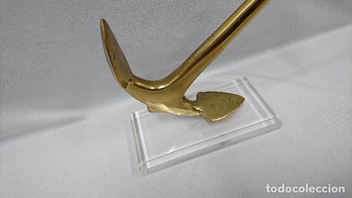 Antig&uuml;edades: ANCLA DECORATIVA EN BRONCE CON PEANA - Foto 2