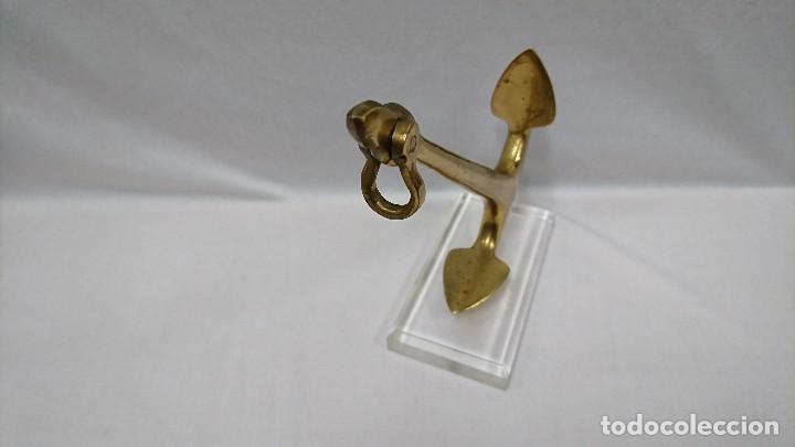 Antig&uuml;edades: ANCLA DECORATIVA EN BRONCE CON PEANA - Foto 3
