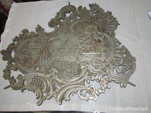 Antiguidades: Antigua tapa de hierro fundido, para mesita velador. 46 x 38 cms.