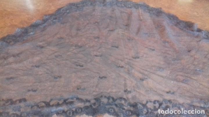 Antig&uuml;edades: ANTIGUO VELO TRIANGULAR DE TUL NEGRO BORDADO. - Foto 4