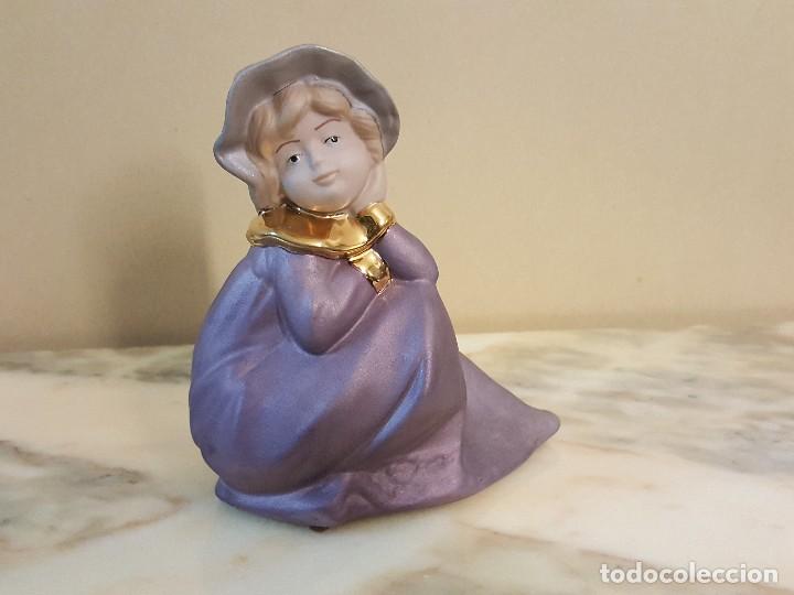 Antig&uuml;edades: Se&ntilde;ora sentada con sombrero. CERAMICAS TURIS. PTA - Foto 1