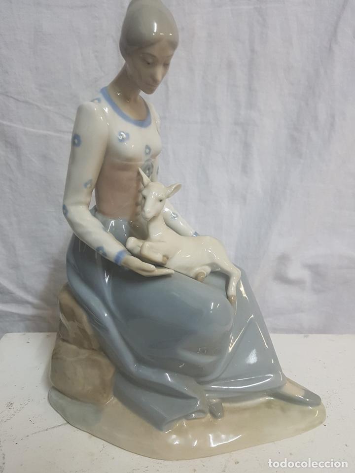 Antig&uuml;edades: Figura a restaurar mujer con oveja - Foto 1
