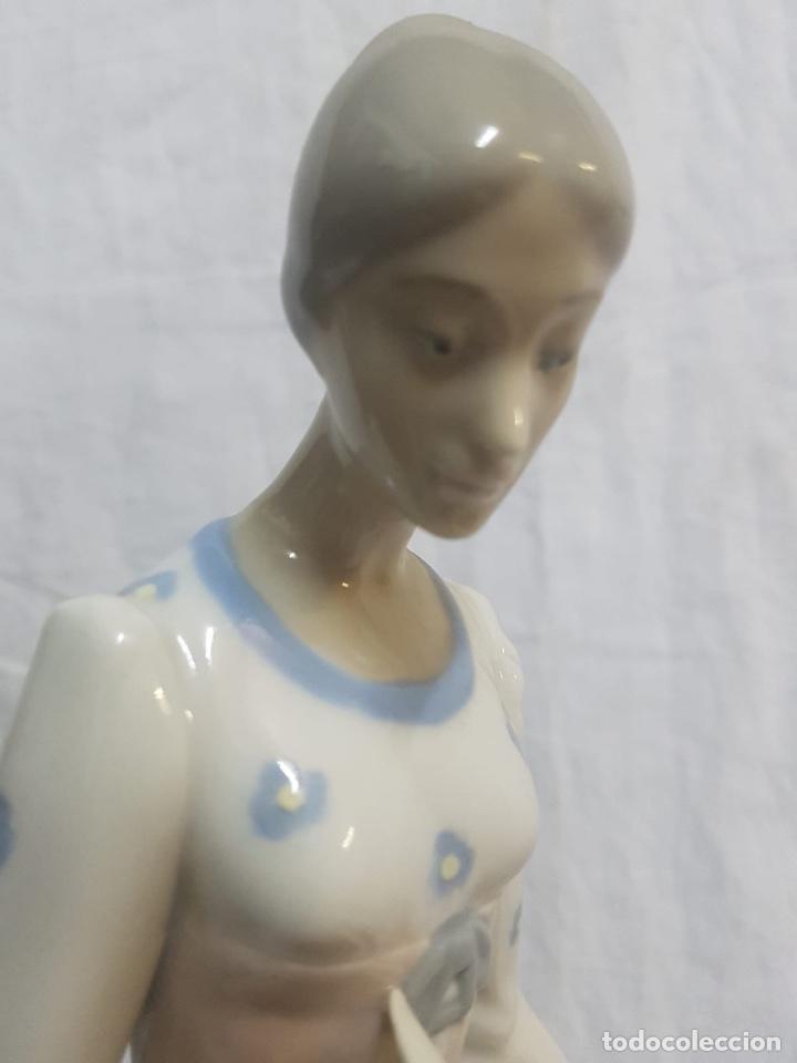 Antig&uuml;edades: Figura a restaurar mujer con oveja - Foto 2
