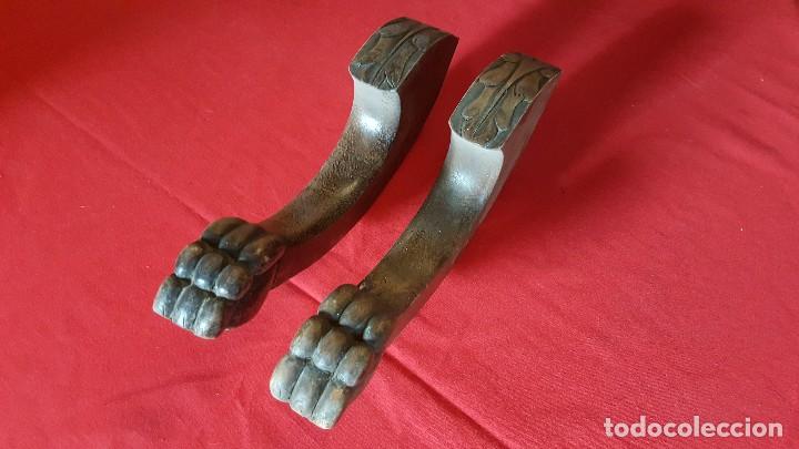 Oggetti Antichi: Pareja de patas de madera con forma de garra. Ideales como decoraci&oacute;n.