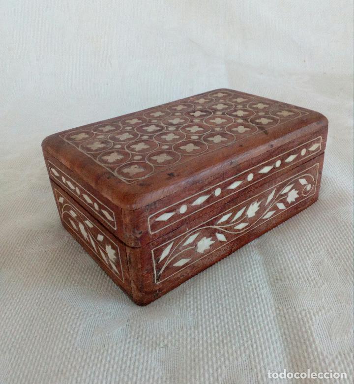 Antig&uuml;edades: CAJA DE MADERA CON INCRUSTACIONES DE HUESO. - Foto 1