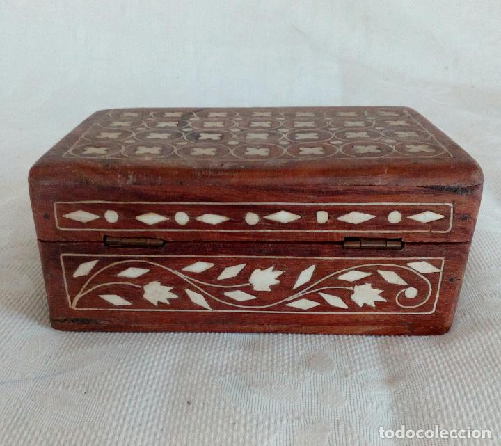 Antig&uuml;edades: CAJA DE MADERA CON INCRUSTACIONES DE HUESO. - Foto 2