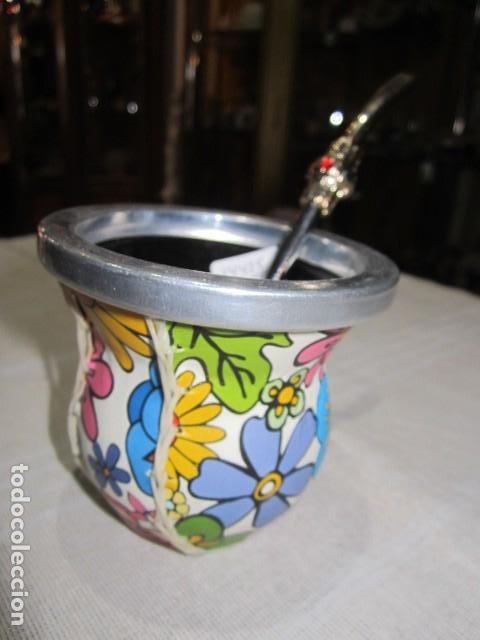 Oggetti Antichi: Vaso para mate forrado, con bombilla. 8,5 cms. di&aacute;metro x 8 cms. altura.
