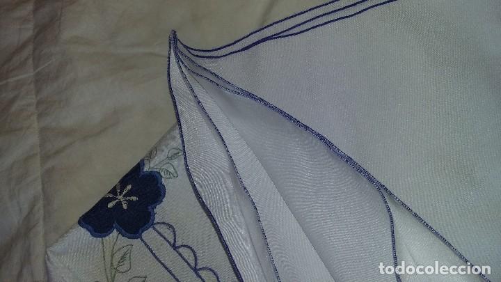 Antig&uuml;edades: Mantel de te blanco y azul - Foto 3