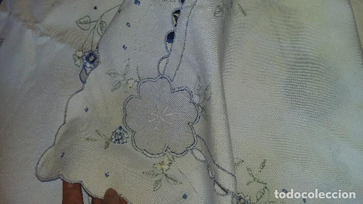 Antig&uuml;edades: Mantel de te blanco y azul - Foto 5