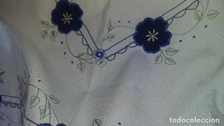 Antig&uuml;edades: Mantel de te blanco y azul - Foto 7