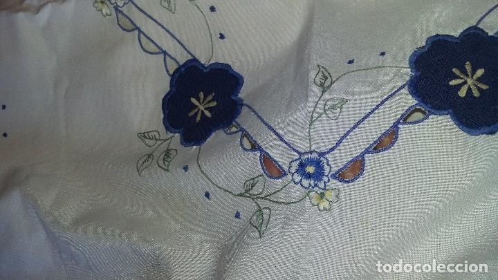 Antig&uuml;edades: Mantel de te blanco y azul - Foto 8