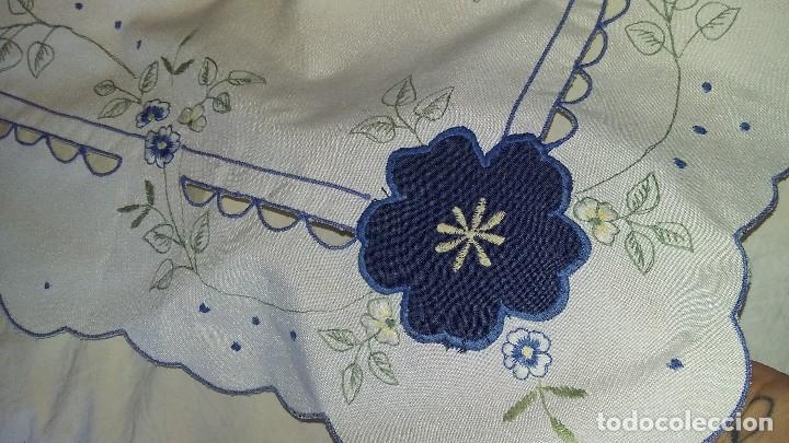 Antig&uuml;edades: Mantel de te blanco y azul - Foto 9