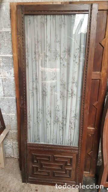 Antig&uuml;edades: Puerta de roble con cenefa decorativa. - Foto 1