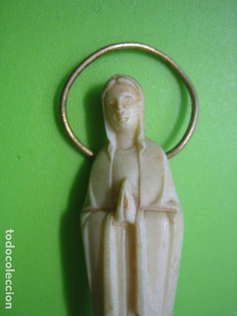 Antig&uuml;edades: Peque&ntilde;a Virgen en plastico - Foto 1