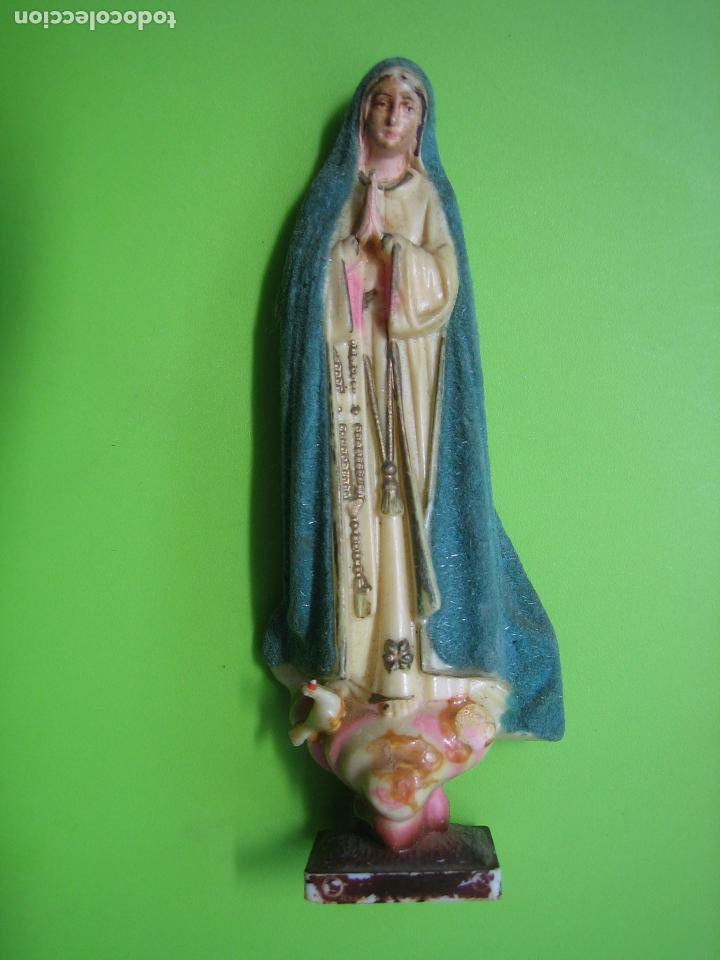Antig&uuml;edades: Peque&ntilde;a Virgen en plastico - Foto 2
