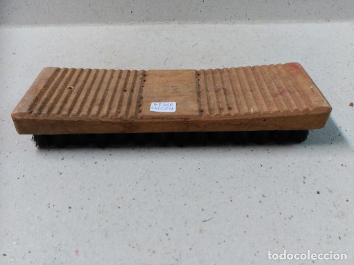 Antig&uuml;edades: CEPILLO PARA CABALLERIA EN MADERA - Foto 1