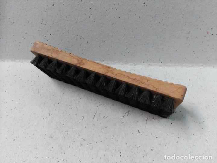 Antig&uuml;edades: CEPILLO PARA CABALLERIA EN MADERA - Foto 2