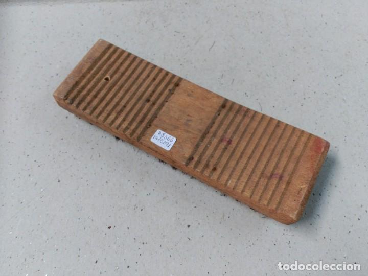 Antig&uuml;edades: CEPILLO PARA CABALLERIA EN MADERA - Foto 3