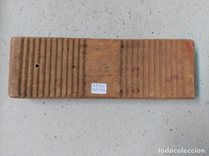 Antig&uuml;edades: CEPILLO PARA CABALLERIA EN MADERA - Foto 6
