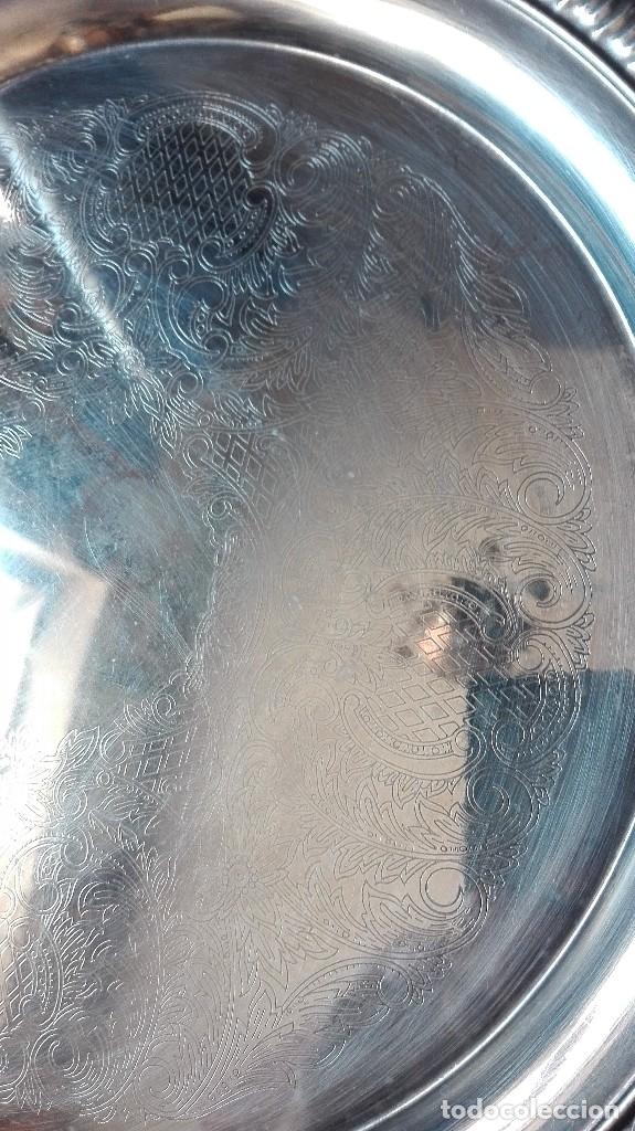 Antig&uuml;edades: Bandeja redonda decorada y platada. - Foto 2