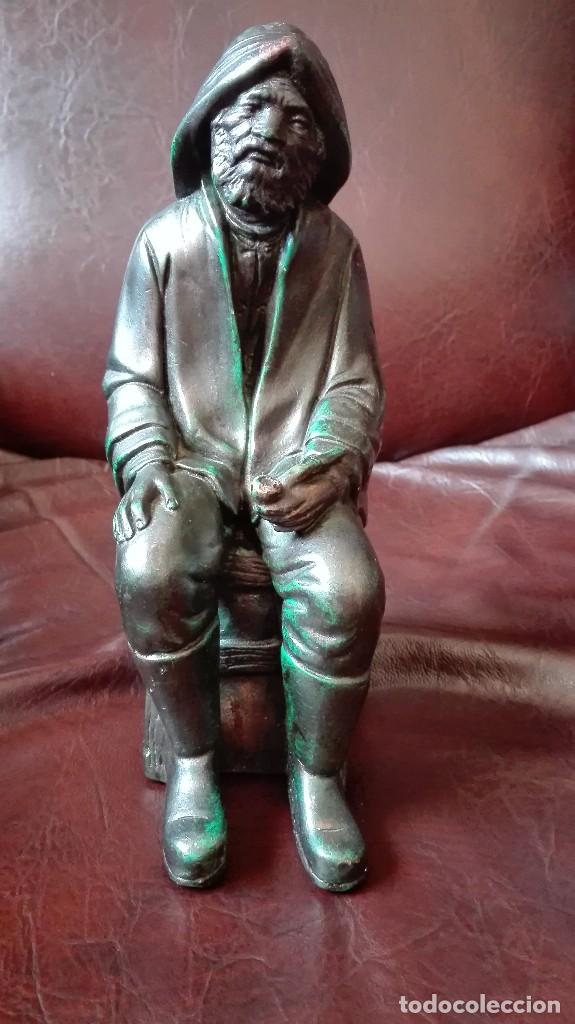 Antiques: Marinero sentado fumando.