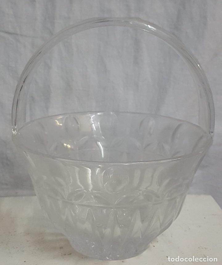 Antig&uuml;edades: Centro de mesa de cristal con asa - Foto 1
