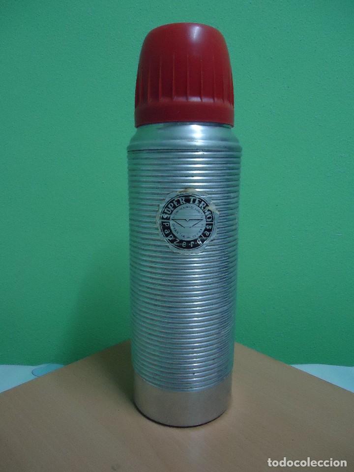 Antiquit&eacute;s: Antiguo y gran termo Super Panzer Glass, con vaso rojo. 1litro. Parece aluminio por fuera.