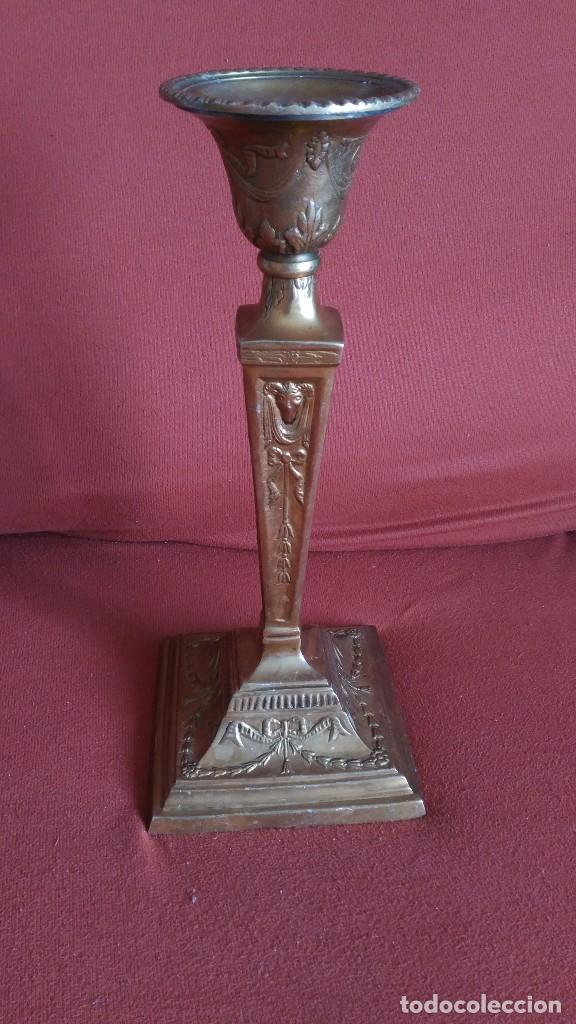 Antig&uuml;edades: portavelas de bronce - Foto 1