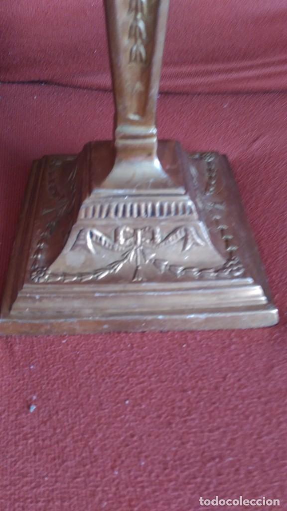 Antig&uuml;edades: portavelas de bronce - Foto 2