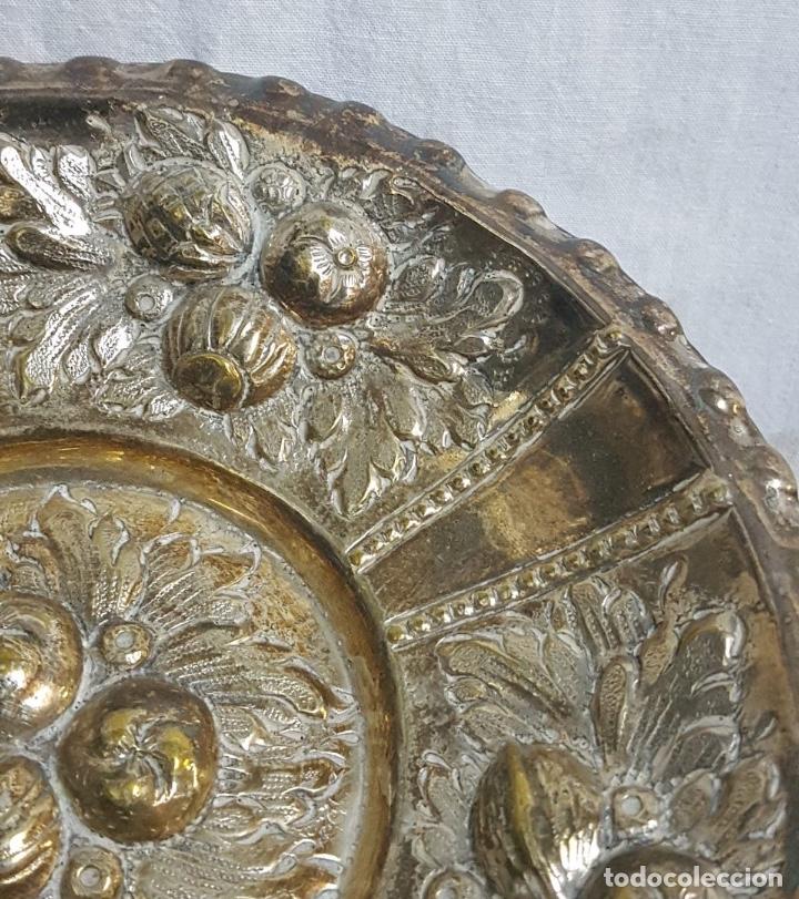Antig&uuml;edades: Centro de mesa de lat&oacute;n plateado - Foto 2