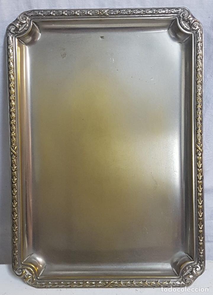 Antig&uuml;edades: Bandeja de lat&oacute;n plateada - Foto 1