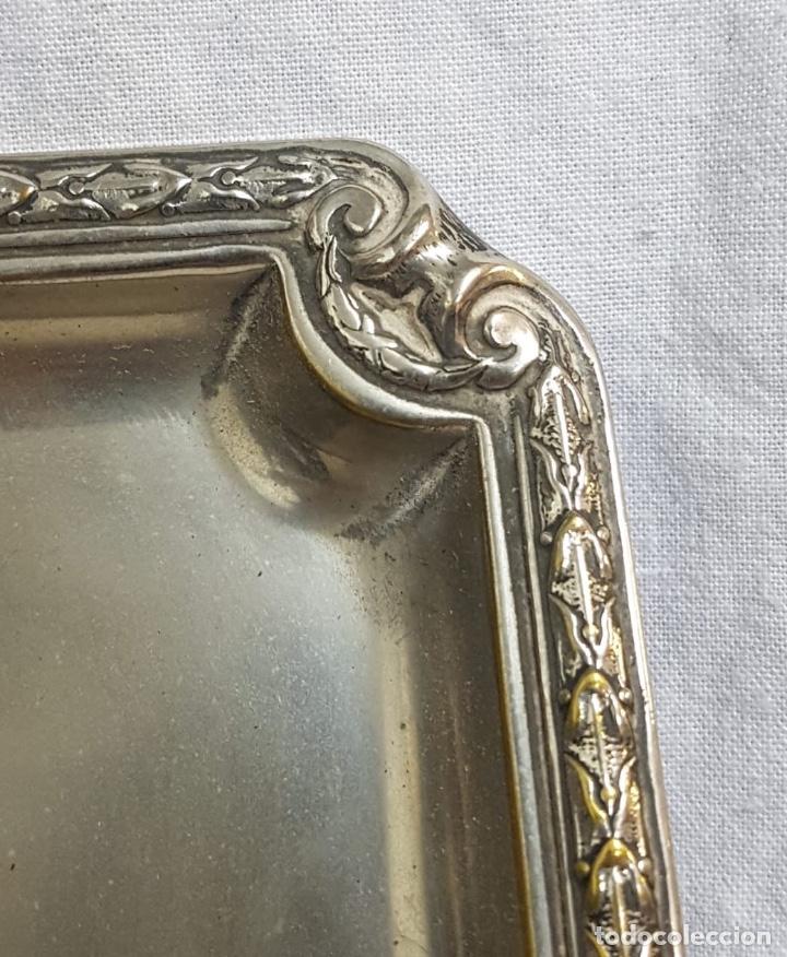 Antig&uuml;edades: Bandeja de lat&oacute;n plateada - Foto 2