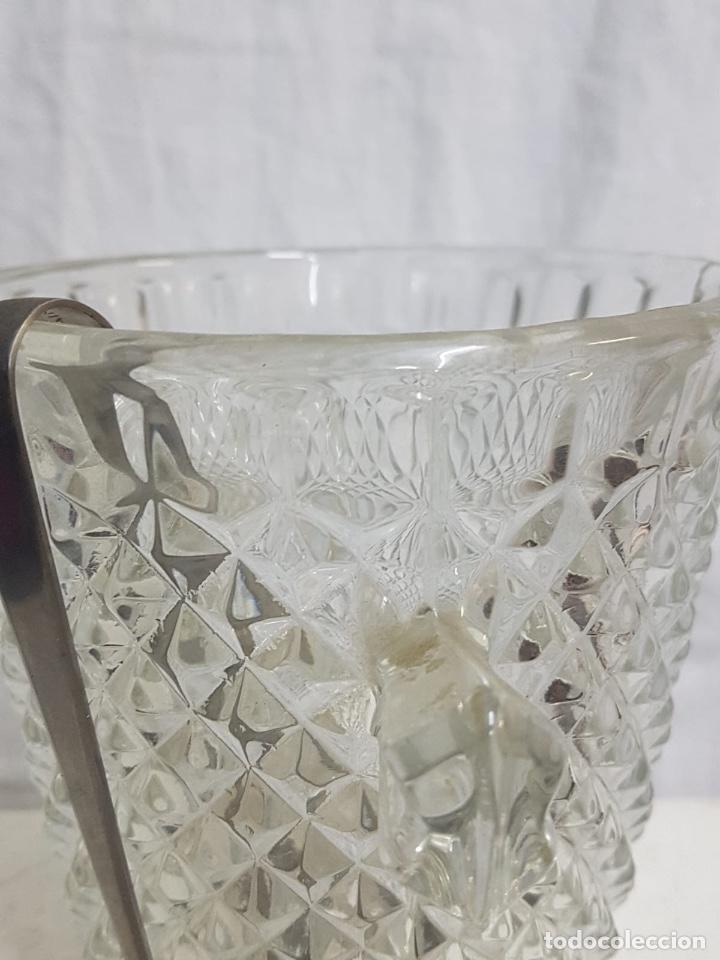 Antig&uuml;edades: Cubitera cristal tallado con asa - Foto 2