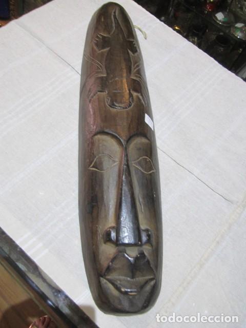 Antig&uuml;edades: M&aacute;scara de madera. 11 x 45 cms. - Foto 1