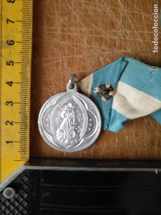 Antig&uuml;edades: gran medalla de la virgen con cinta - Foto 1
